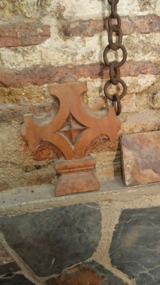 Cruz de madera tallada artesanal