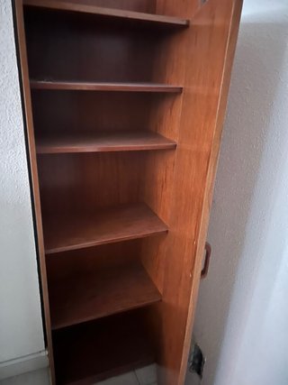 Armario de madera marrón