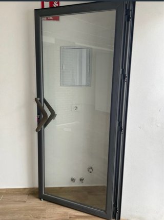 Escaparate y puerta aluminio