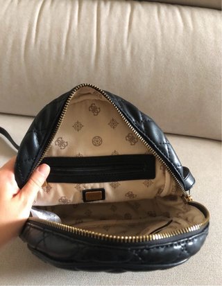 Mochila Guess acolchada negra