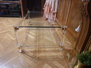 Mesa baja de salón metacrilato y oro