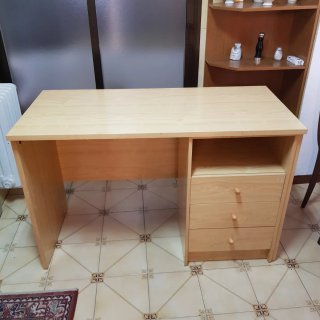 Escritorio de madera con cajones