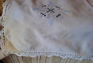 Centrotavola ricamato azzurro