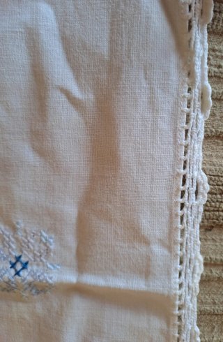 Centrotavola ricamato azzurro