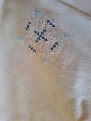 Centrotavola ricamato azzurro