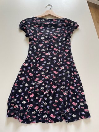 Vestido Bershka floral negro talla S