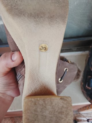 Botas de tacón con pompón