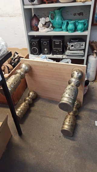 Se vende Mesa de madera con patas metálicas dorada