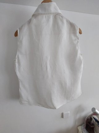 Camisa blanca con puntillas