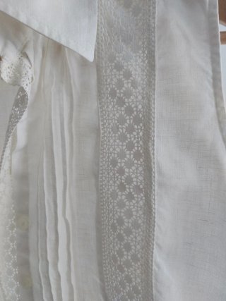 Camisa blanca con puntillas