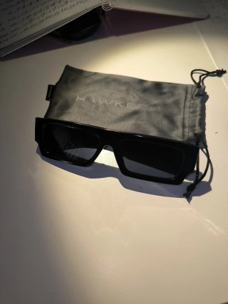 Gafas de sol rectangulares con funda Hawkers