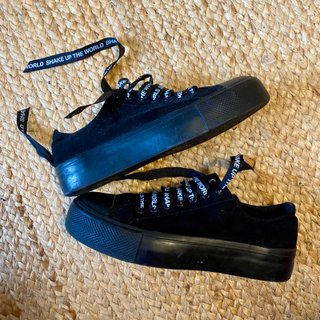 Zapatillas Negras con Mensaje Shake Up The World