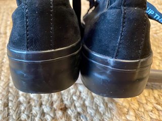 Zapatillas Negras con Mensaje Shake Up The World