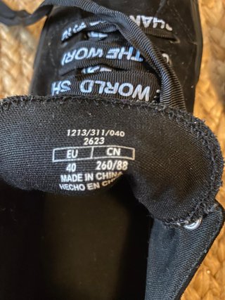 Zapatillas Negras con Mensaje Shake Up The World