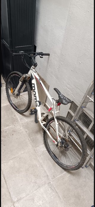 Bicicleta de montaña blanca