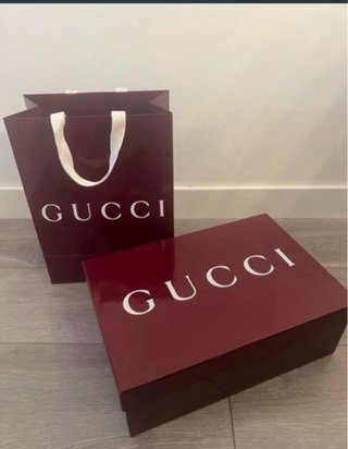 Bolsa y caja de regalo Gucci roja