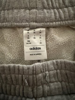 Pantalón corto Adidas gris