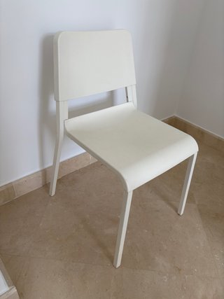Silla blanca moderna