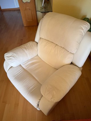 Sillón reclinable de piel beige