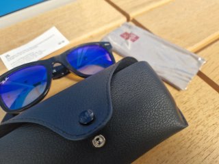Occhiali da sole Ray-Ban neri con lenti blu