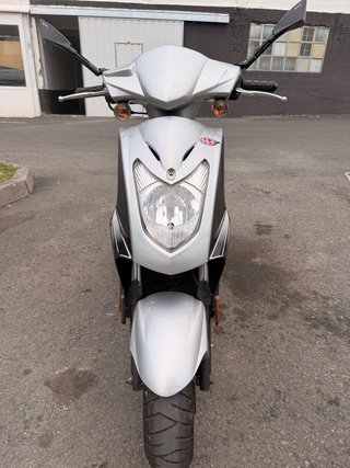 Moto Scooter Plata y Negra Automática