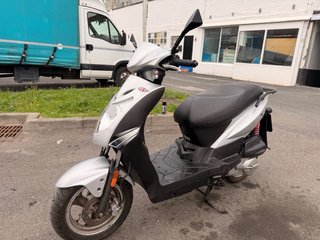 Moto Scooter Plata y Negra Automática
