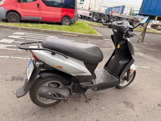 Moto Scooter Plata y Negra Automática
