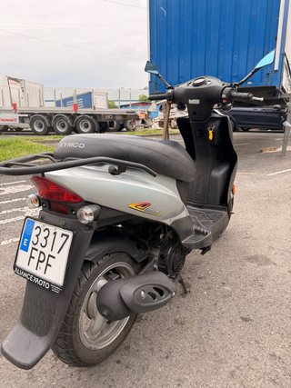 Moto Scooter Plata y Negra Automática