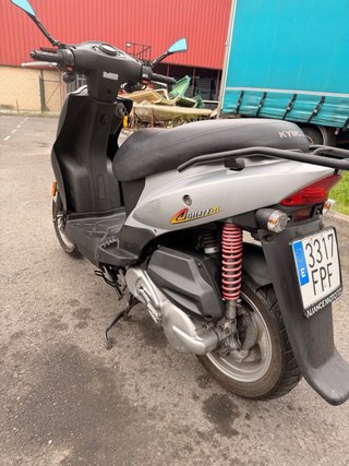 Moto Scooter Plata y Negra Automática