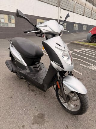 Moto Scooter Plata y Negra Automática