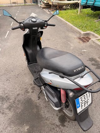 Moto Scooter Plata y Negra Automática