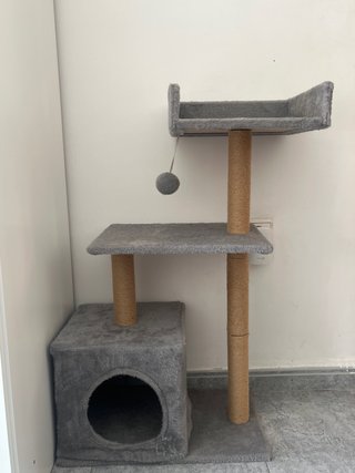 Árbol rascador para gatos con casa