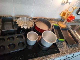 Varios moldes y utensilios de cocina