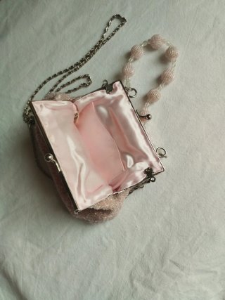 Bolso de abalorios rosa y plateado