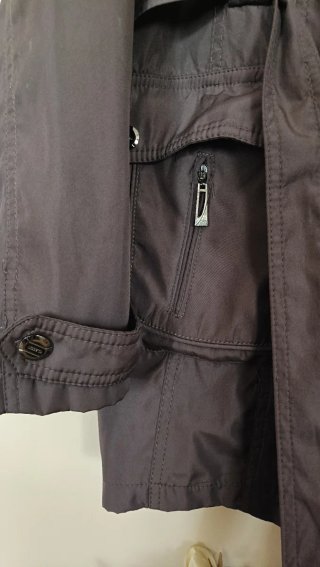 Chaqueta marrón con capucha y cinturón