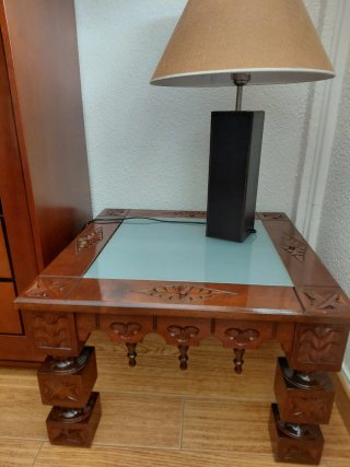 Mesa de madera maciza con lámpara