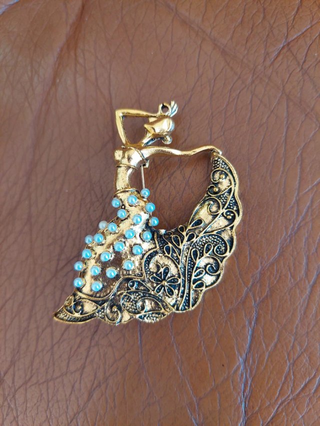 Broche Bailarina Dorada con Perlas Blancas