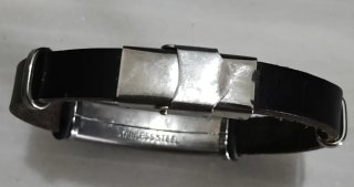 Pulsera de cuero y metal con estrellas