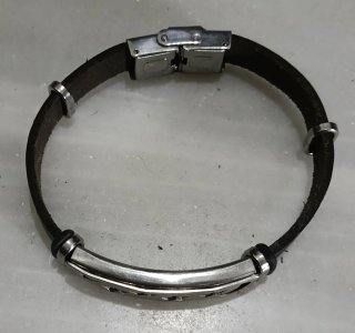 Pulsera de cuero y metal con estrellas