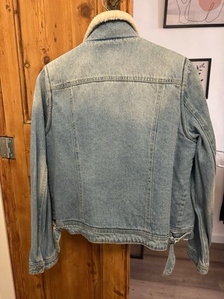 URGE VENDER, mudanza. Chaqueta tejana borreguito