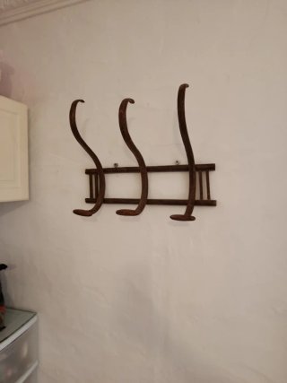 Perchero antiguo de madera y metal