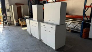Muebles de cocina modulares blancos y grises