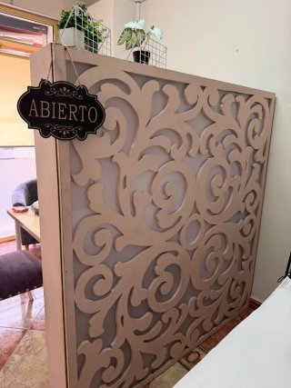 Mueble separador beige y marrón