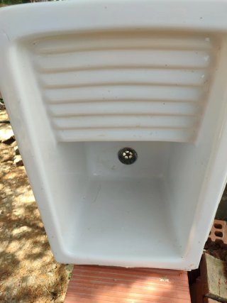 Pila de lavar de cerámica blanca