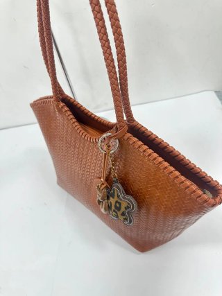Bolso de mano tejido marrón