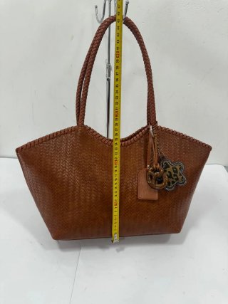 Bolso de mano tejido marrón