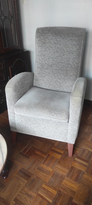 Sillón de tela gris