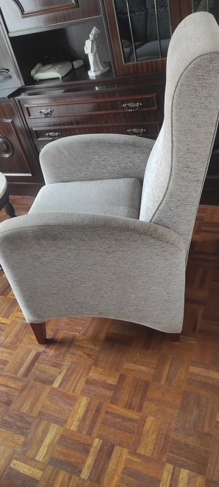 Sillón de tela gris
