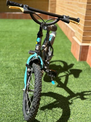 Bici infantil Btwin negra y azul