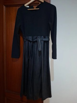 Vestido negro midi con cinturón.